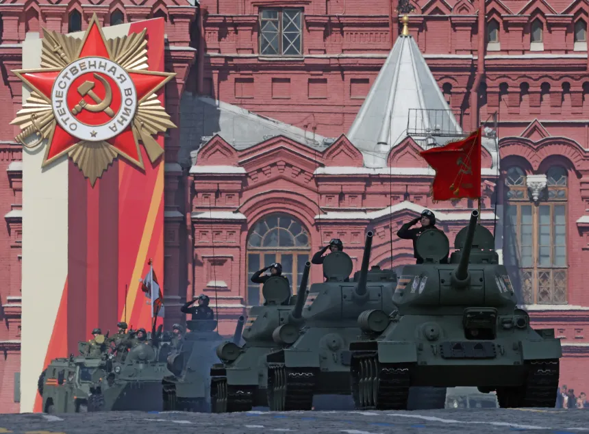 Russiske stridsvogner i militærparade i Moskva