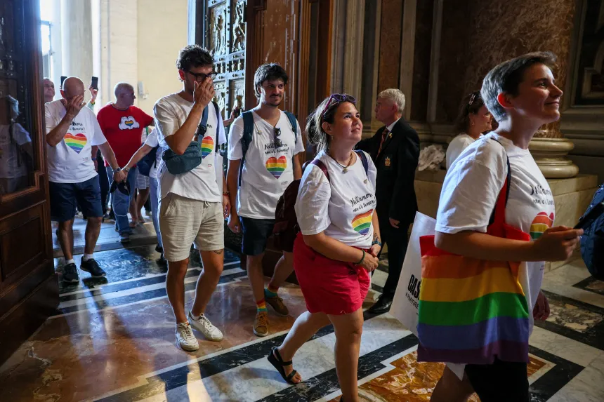 En LHBTQ+-gruppe går gjennom den hellige dør i Peterskirken