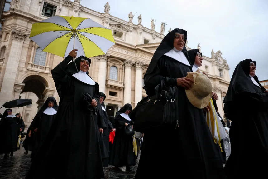 En gruppe nonner utenfor Peterskirken i Vatikanet