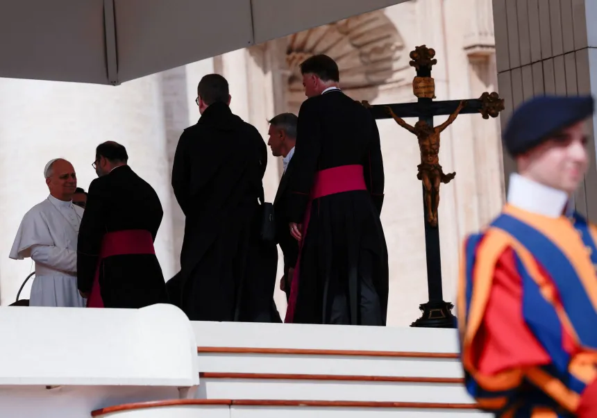 Pave Leo XIV hilser på biskoper på Petersplassen