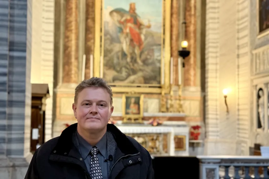 Sakristan Øyvind Lone foran Olavsalteret, Roma. 