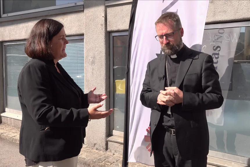 Biskop Fredrik Hansen og generalsekretær Ingrid Joys i samtale.