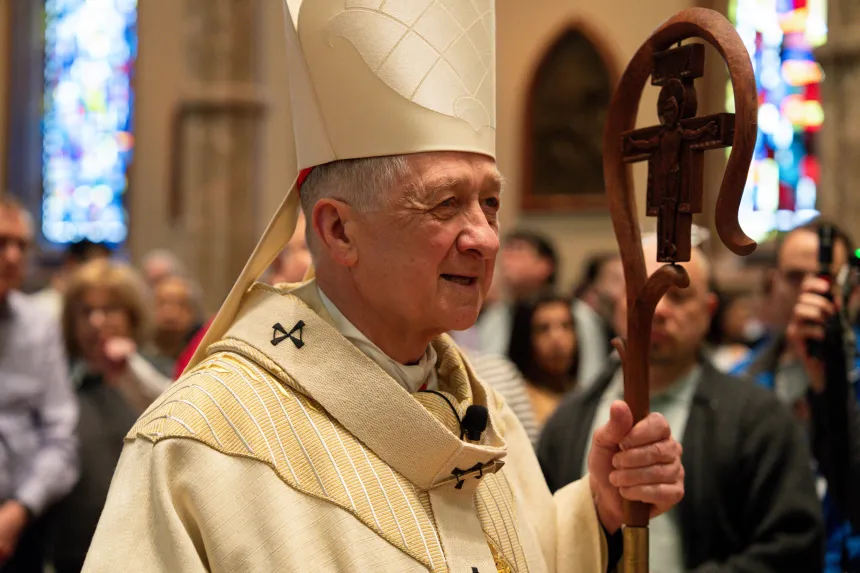 Kardinal Blase Cupich med mitra og hyrdestav under en messe