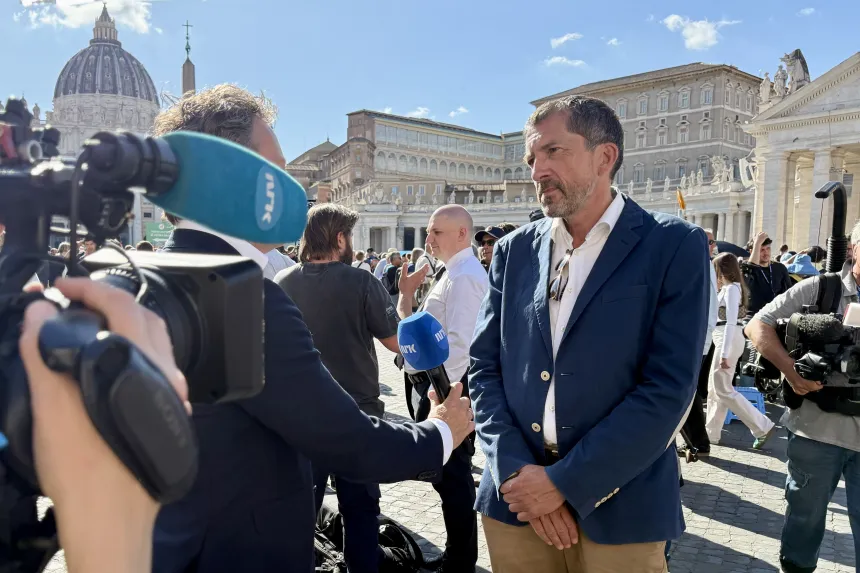 Dr. Morten Selle på Petersplassen under konklaveet i mai 2025. 