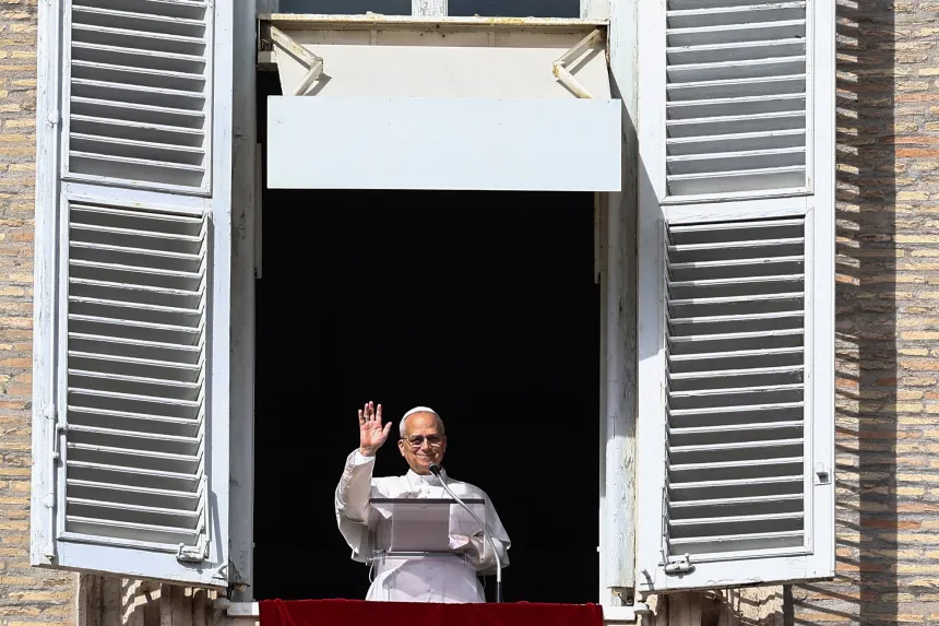 Pave Leo XIV vinker fra vinduet i Det apostoliske palass