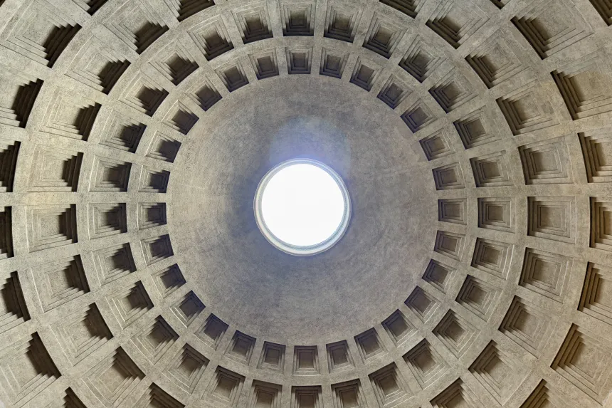 Pantheons berømte tak med hull for sollyset. 