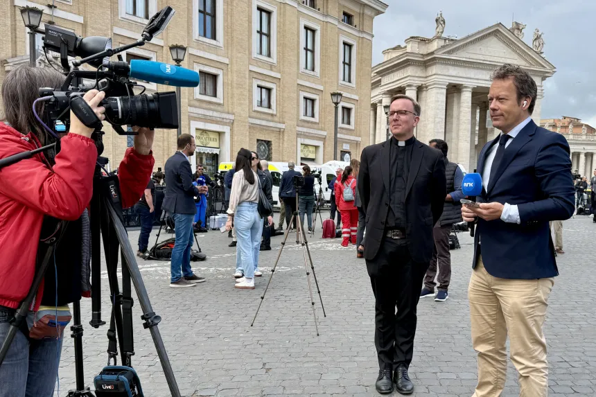 Pater Pål Bratbak på Petersplassen sammen med NRKs korrespondent Anders Børringbo. 