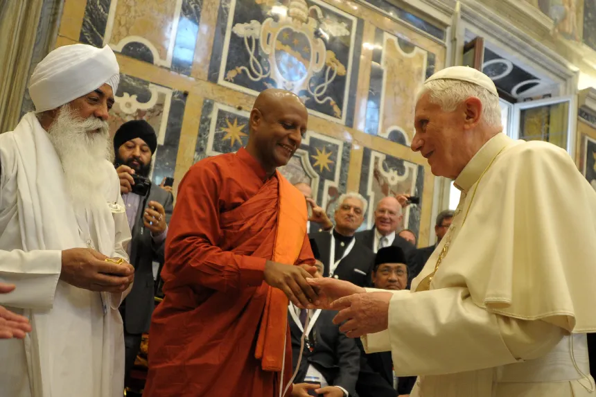 Pave Benedikt XVI hilser på representanter for ulike religioner