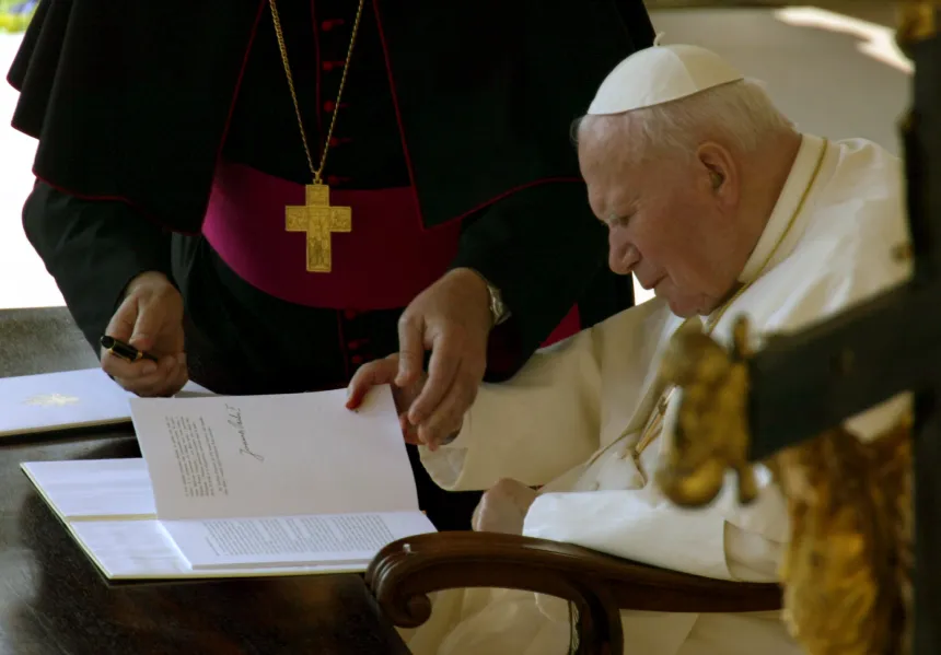 Pave Johannes Paul II signerer et apostolisk brev