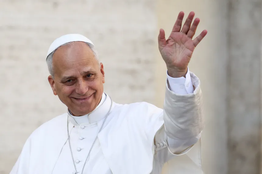 Pave Leo XIV vinker på Petersplassen