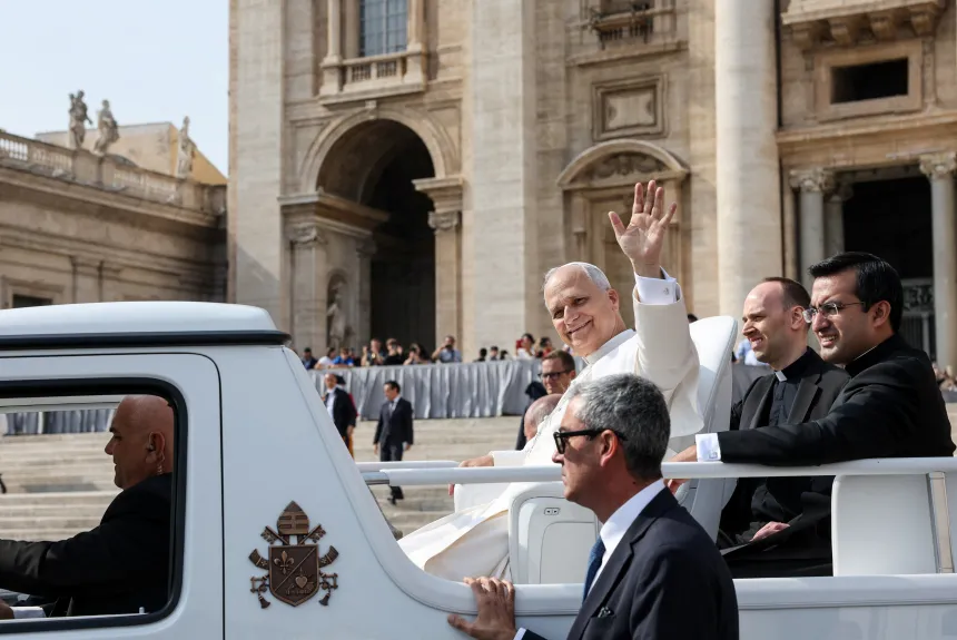 Pave Leo XIV vinker fra pavebilen foran Peterskirken