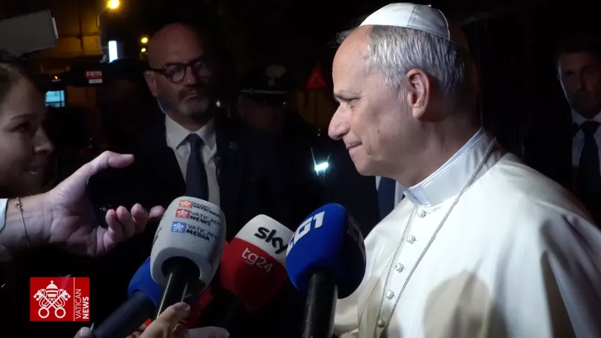 Skjermbilde av pave Leo XIV som stilles spørsmål av en journalist