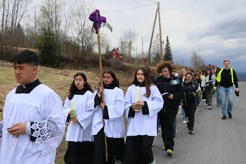 Prosesjon under Påskeleir. Ministranter går foran med følge av deltakere