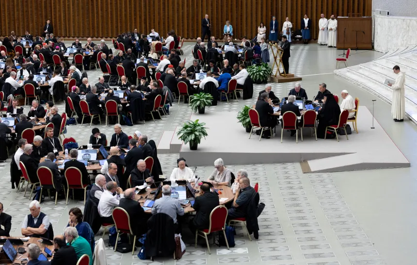 Deltakere under synoden om synodalitet i Paul VI-salen