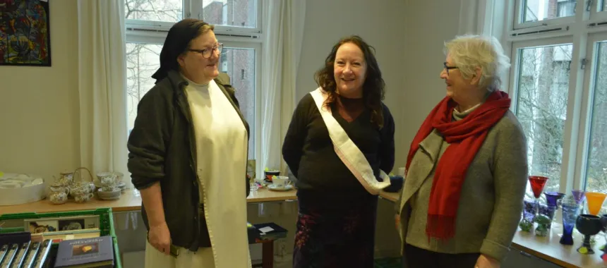 Søster og frivillige i salgssted