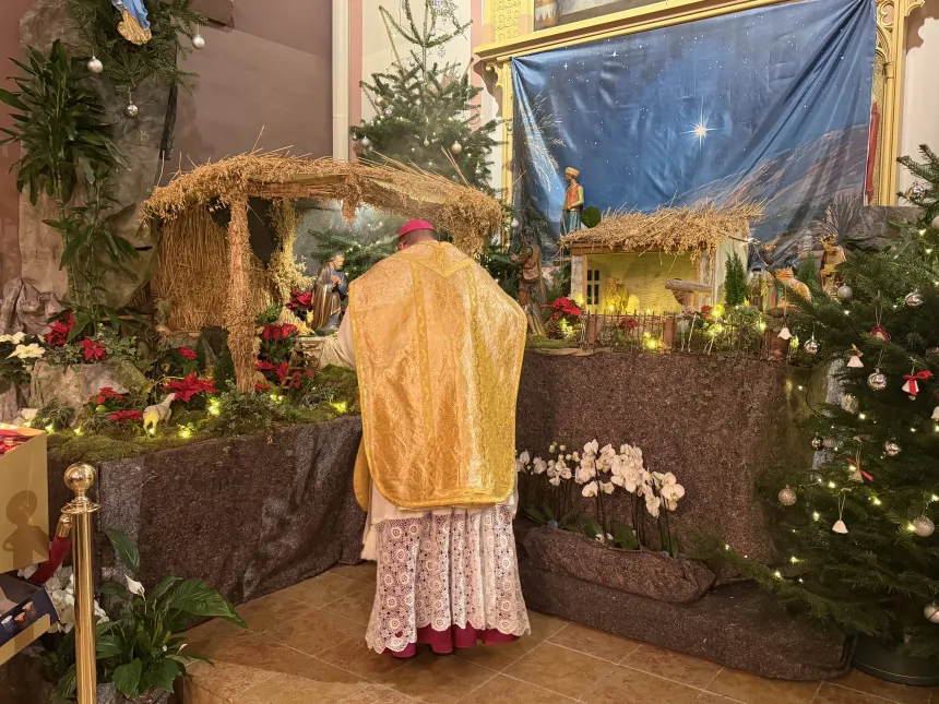 Biskop Hansen foran julekrybben