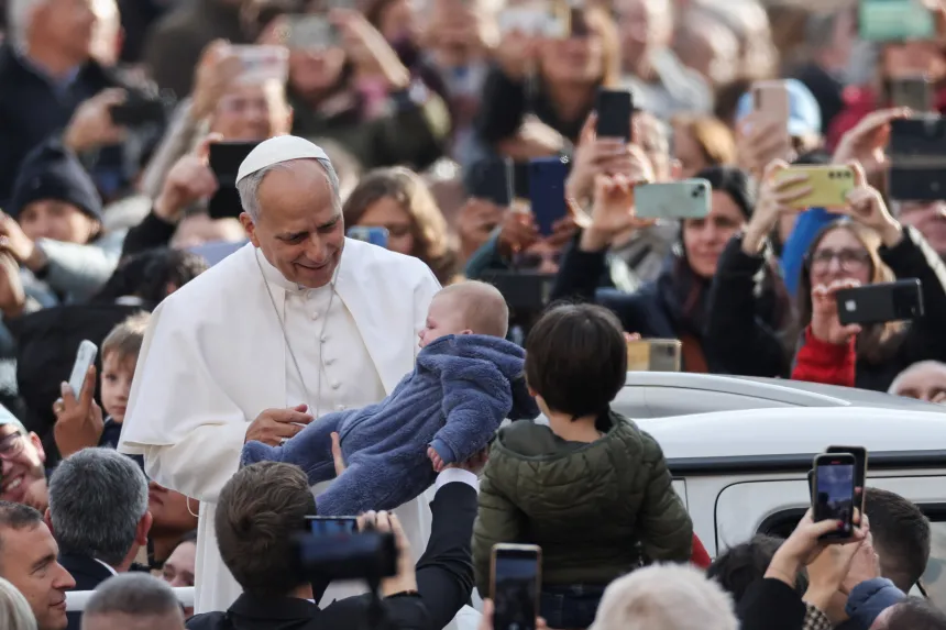 Pave Leo XIV hilser på et barn fra pavebilen på Petersplassen