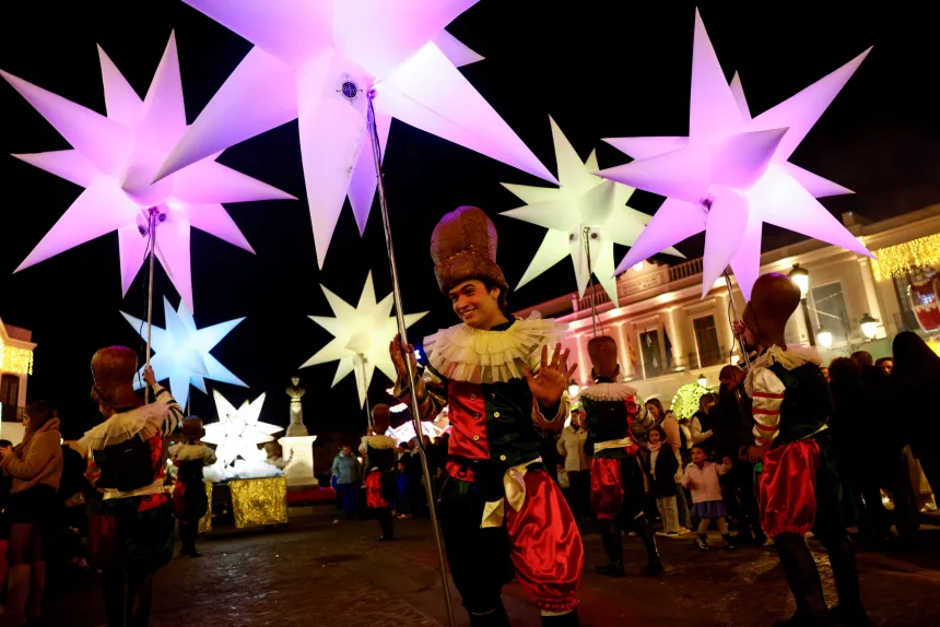  Julelysene tennes for å markere starten på julesesongen, i Ronda, Spania. 