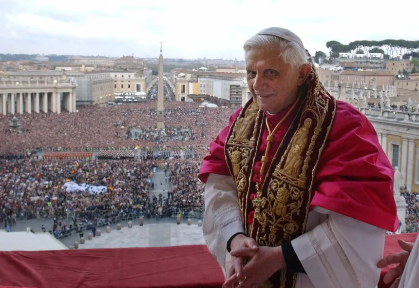 Pave Benedikt XVI på Peterskirkens balkong etter pavevalget