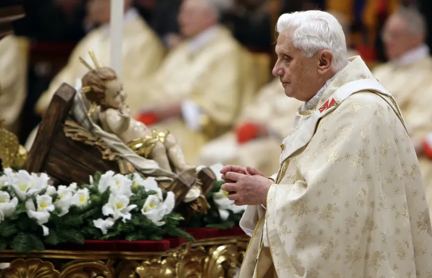 Pave Benedikt XVI med en figur av Jesusbarnet i Peterskirken