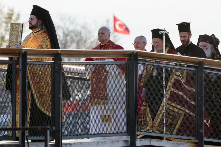 Pave Leo XIV går sammen med patriark Bartolomeus I og andre, foran et tyrkisk flagg