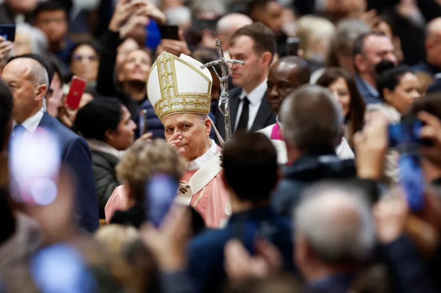 Pave Leo XIV i mitra og messeklær går gjennom folkemengden i Peterskirken