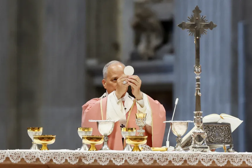 Pave Leo XIV løfter hostien under en messe i Peterskirken