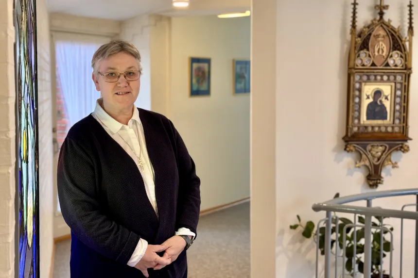 Søster Anette Moltubakk tenner adventslys i St. Josephsøstrenes kapell på Grefsen. 