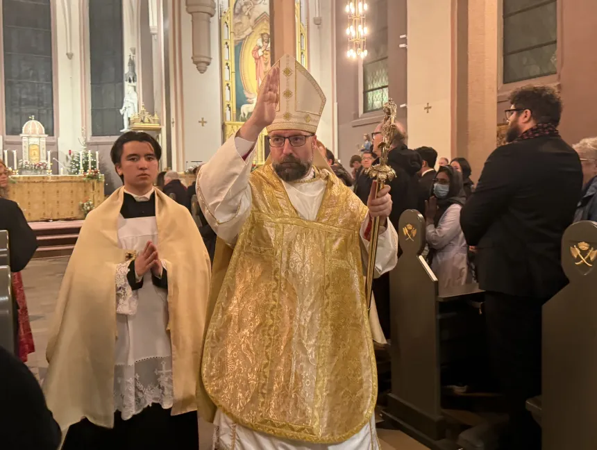 Biskop Fredrik Hansen velsigner i St. Olav domkirke julen 2025