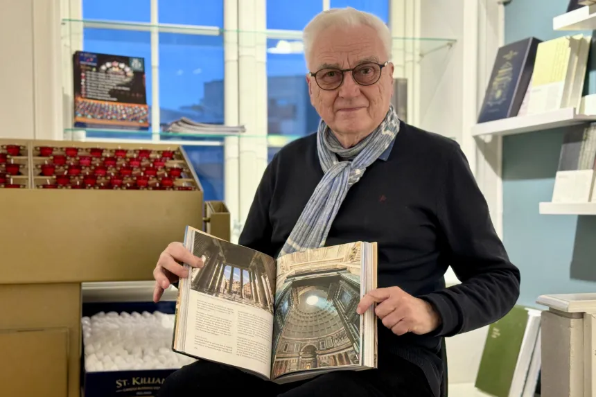 Hugo Flaten i St. Olav bokhandel. 