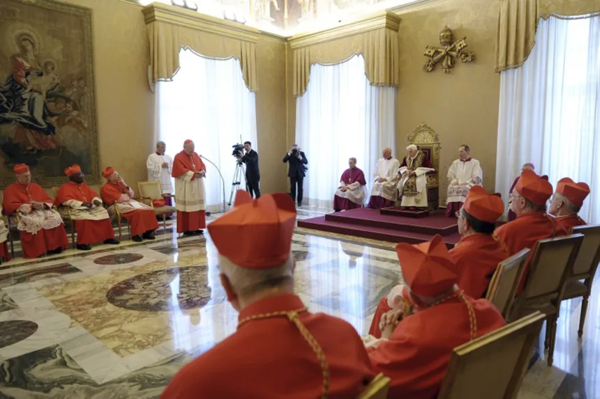 Pave Benedikt XVI og kardinaler under et konsistorium i Vatikanet