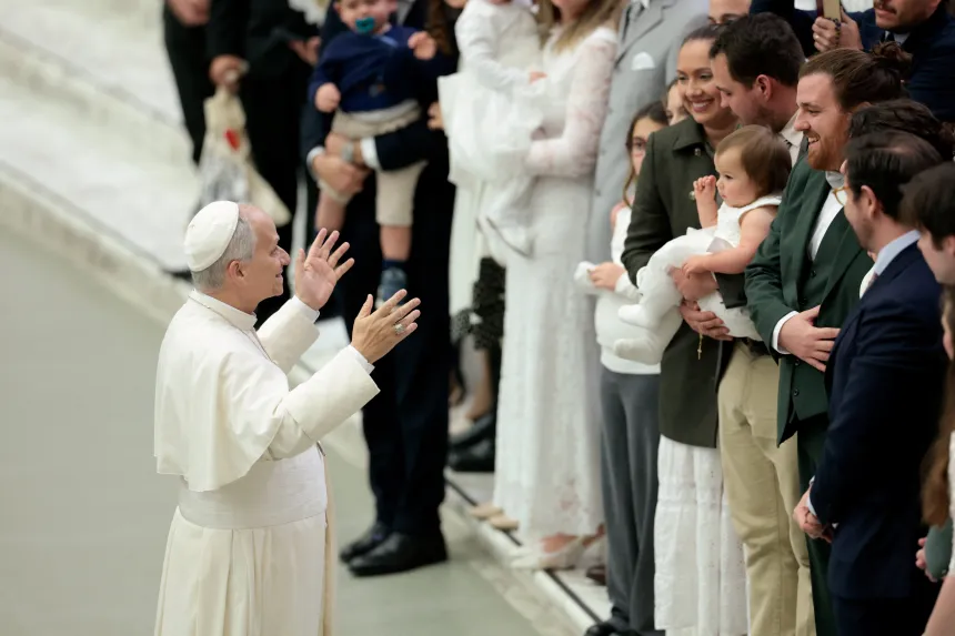 Pave Leo XIV hilser på troende under en generalaudiens i Paul VI-salen