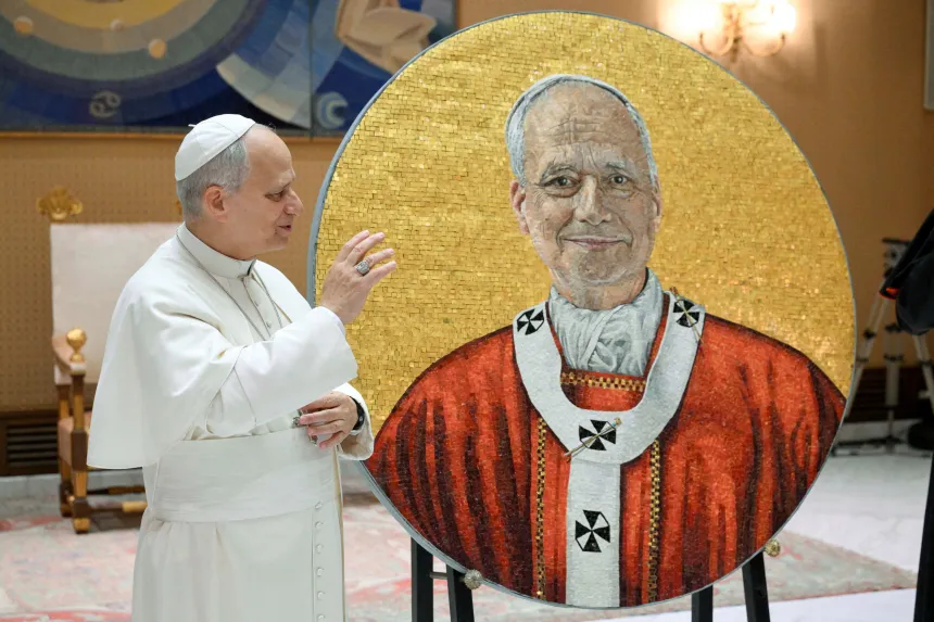 Pave Leo XIV står ved siden av et rundt mosaikkbilde av seg selv