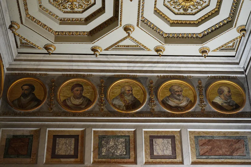 Mosaikkportretter av paver i Paulusbasilikaen i Roma