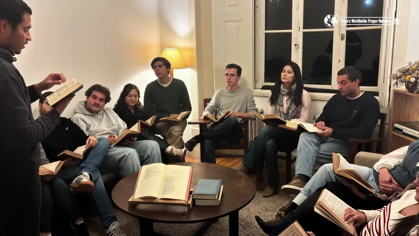 Unge mennesker leser Bibelen sammen