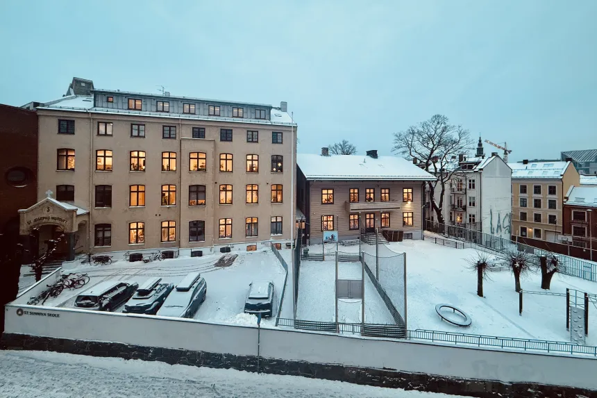 St. Sunniva skoles fasade januar 2026. 