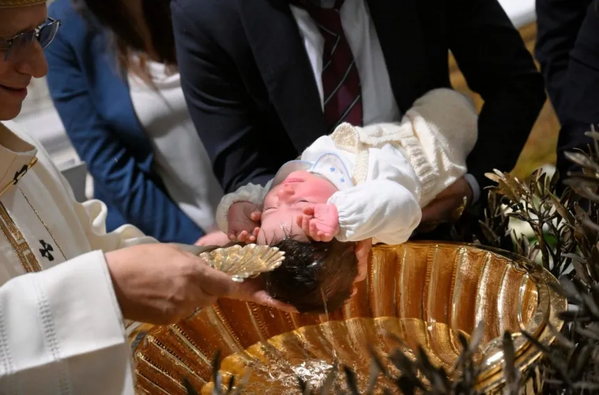 Pave Leo XIV døper et barn i Det sixtinske kapell