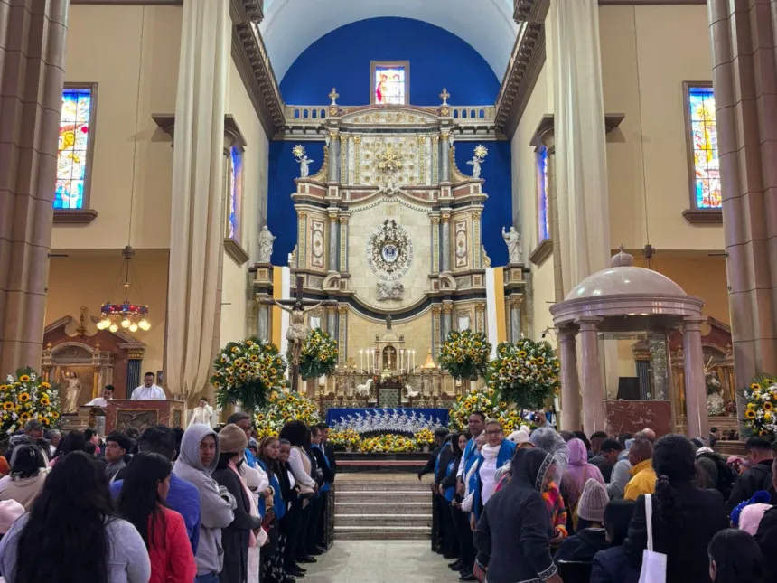 Katolske troende i en kirke i Honduras