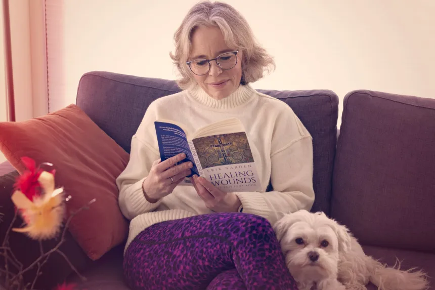 Liv Annette Waraas leser i en bok