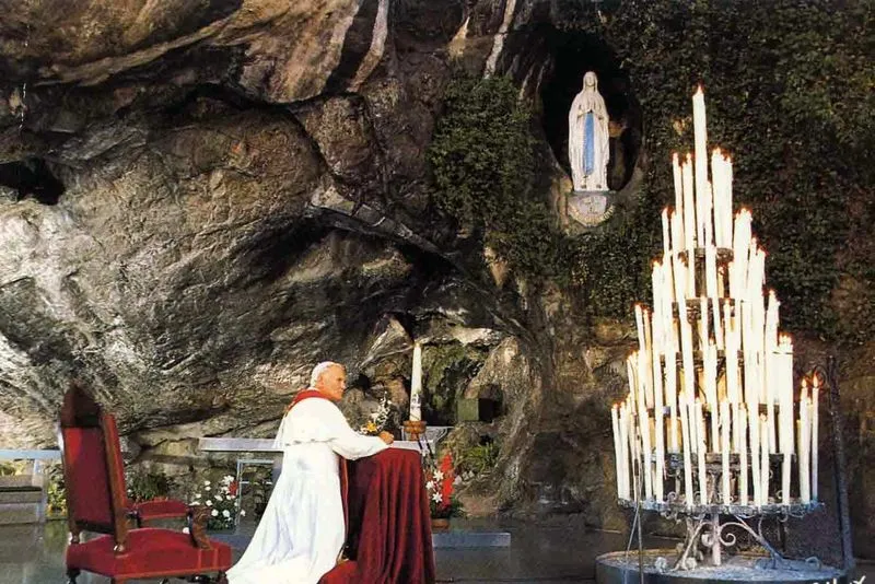 Pave Johannes Paul II ber i grotten i Lourdes