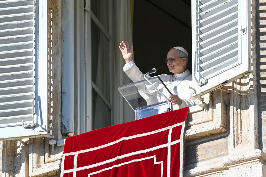 Pave Leo XIV leder angelusbønn fra vinduet i Det apostoliske palass