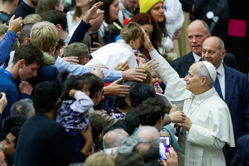 Pave Leo XIV møter folkemengden under en generalaudiens i Paul VI-salen