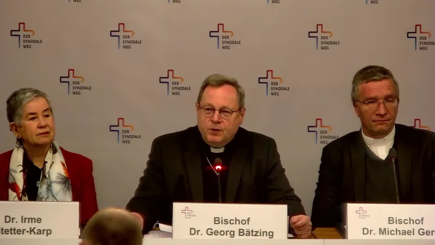 Biskop Georg Bätzing på pressekonferanse i Stuttgart