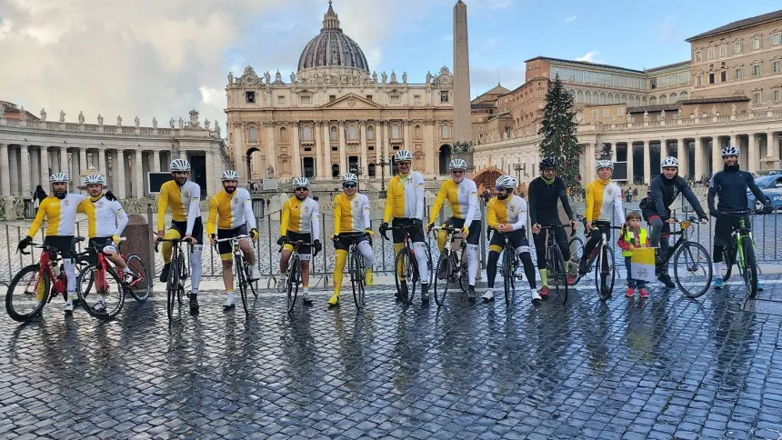 Athletica Vaticana med sykler foran Peterskirken