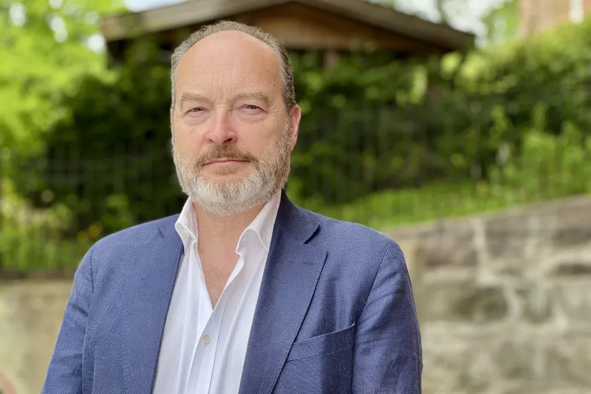 Henning Laugerud utenfor bispegården i Akersveien 5.