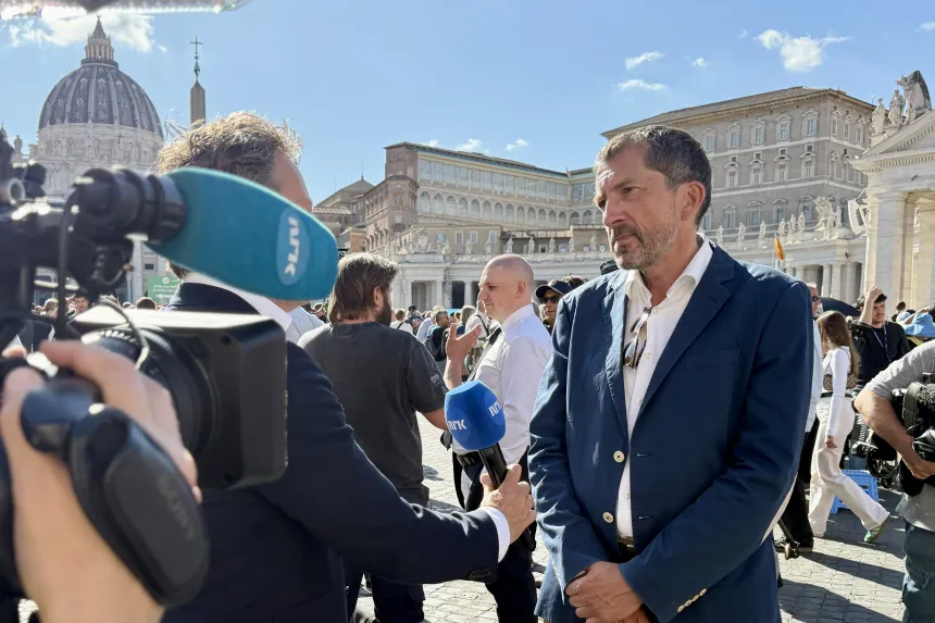 Morten Selle intervjues av NRK på Petersplassen ved pavevalget 2024. 