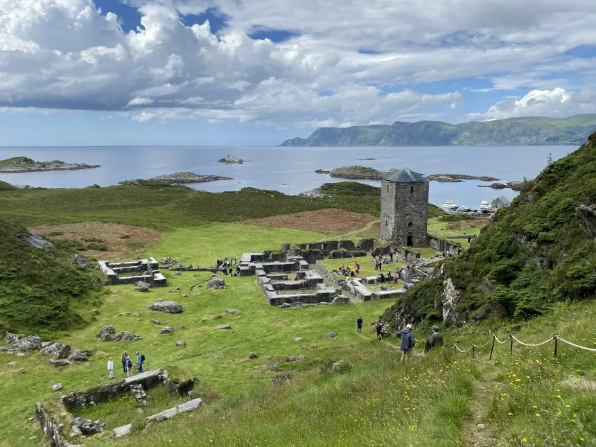 Selja klosterruin med Stad-fjellene og havet i bakgrunnen
