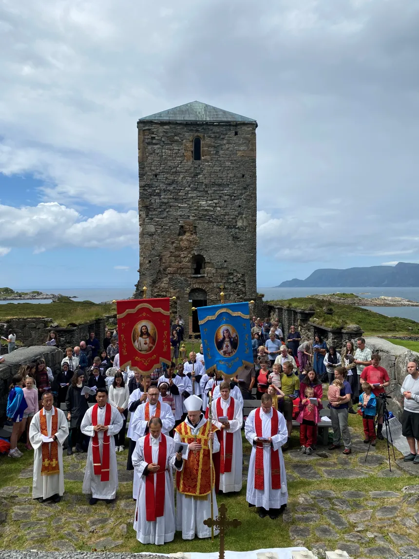 Klosterkirkeruinen på Selja fylt med pilegrimer som feirer seljumannamessen