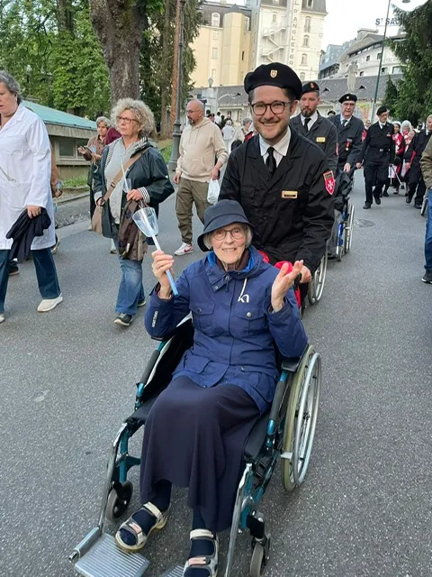 Sigurd Meklenborg-Salvesen med en kvinne i rullestol i Lourdes