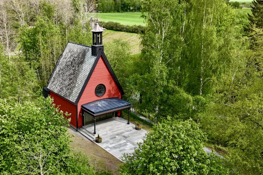 Vigslingen 20. mai 2026 av Olavskapellet på Stiklestad etter restaureringen. 
